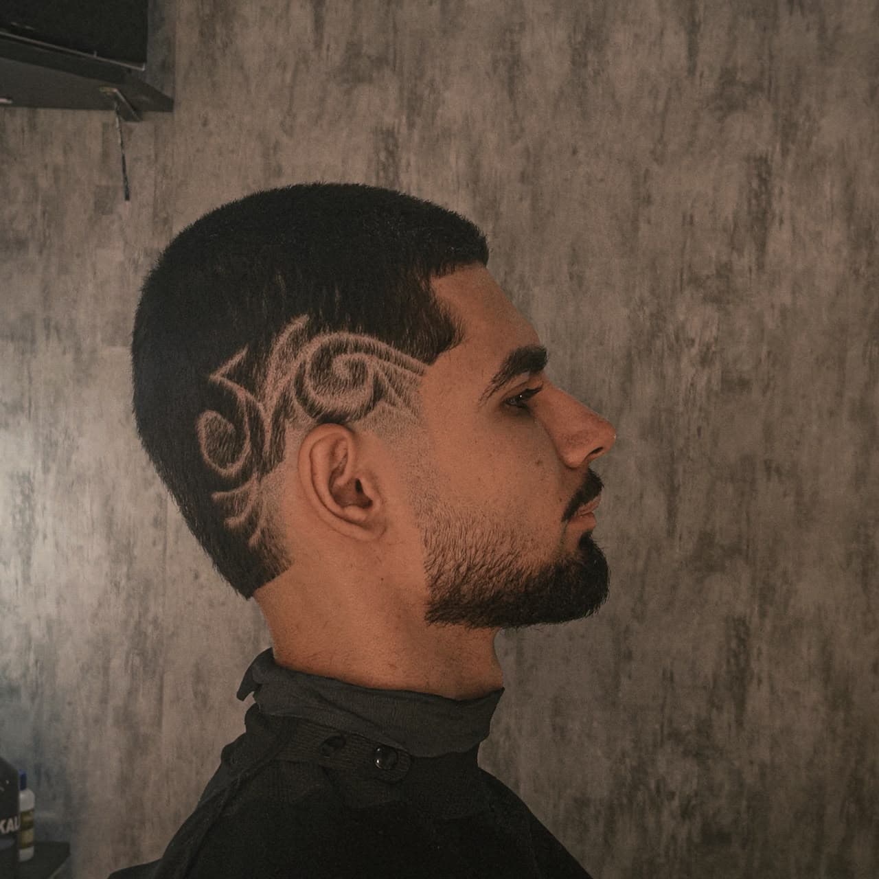 Corte curto com desenho freestyle na lateral e barba alinhada, feito na The Kings