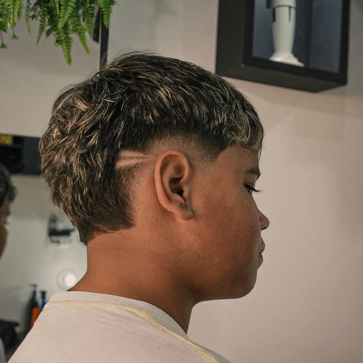 Corte com topo texturizado, degradê e risco na lateral